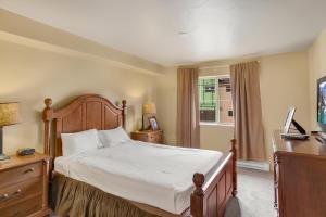 una camera con letto, scrivania e finestra di Getaway at Wildhorse a Steamboat Springs