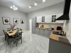 kuchnia ze stołem i jadalnią w obiekcie Apartamenty Wolności 18 w mieście Częstochowa