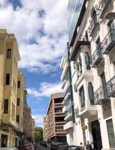 科爾多瓦的住宿－Ático Luz de Córdoba PARKING GRATIS CENTRO，一条拥有建筑和蓝天的城市街道