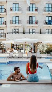 Bazén v ubytování Boutique Hotel Momentum by Aycon nebo v jeho okolí