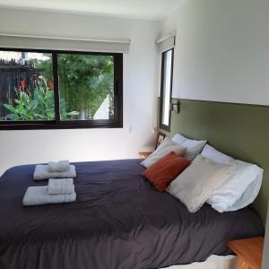 uma cama grande num quarto com uma janela em Loft Los Cerezos en VISTALBA, zona de viñedos y bodegas em Luján de Cuyo