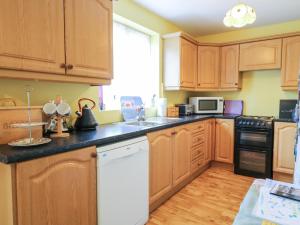Kuchyň nebo kuchyňský kout v ubytování Carnmore Cottage