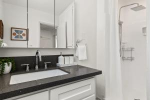 Ένα μπάνιο στο Spacious Coastal Apartment in a Colorful Community - NRP22-00590 +33 φωτογραφίες