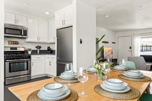 Η κουζίνα ή μικρή κουζίνα στο Spacious Coastal Apartment in a Colorful Community - NRP22-00590
