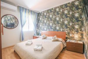 ein Schlafzimmer mit einem Bett mit Handtüchern darauf in der Unterkunft JUDERIA CENTER PREMIUM SUITES FREE Parking in Sevilla