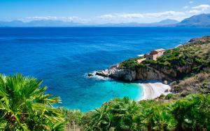 widok na plażę z domem i ocean w obiekcie Villetta Vista Mare Cornino w mieście Custonaci