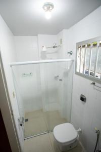 PRAIA DO MORRO - APTO 3 QUARTOS SENDO 2 SUITES WIFI 300 MB E GARAGEM - 50 METROS da PRAIA - ATÉ 8 PESSOASにあるバスルーム