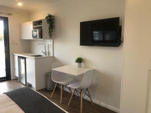 TV a/nebo společenská místnost v ubytování Lunar Cabins