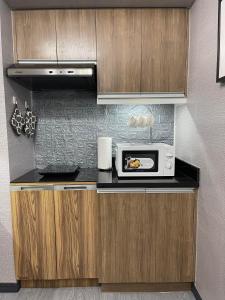 Kuchyň nebo kuchyňský kout v ubytování Spacious 2 Bedroom condo unit for rent