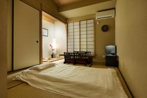 Säng eller sängar i ett rum på Kyoto Villa 3nenzaka by YADORU KYOTO HANARE