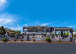 Bazén v ubytování Econo Lodge Waco North I-35 nebo v jeho okolí