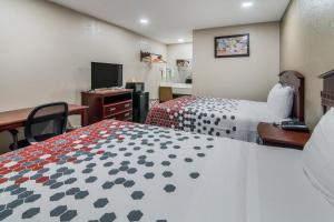 TV a/nebo společenská místnost v ubytování Econo Lodge Waco North I-35