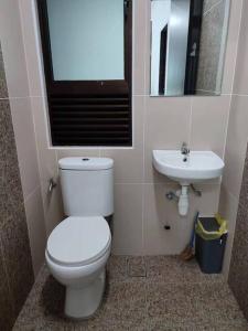 Cozy Condo at Melaka Top Hill, 7-9pax في آير كيروه: حمام به مرحاض أبيض ومغسلة