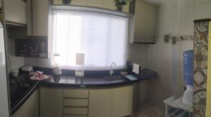 uma cozinha com um lavatório e uma janela em Casa praia São José Antunes Maragogi em São José da Coroa Grande