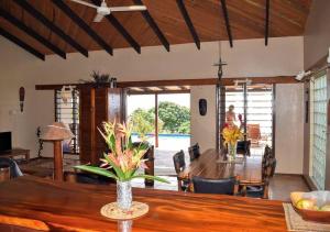 uma sala de estar com uma mesa e uma sala de jantar em Vale Sekoula, Private Villa on the Ocean with Pool em Matei