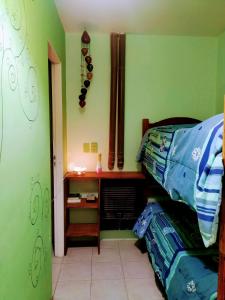 um quarto com uma cama e uma secretária. em COMPLEJO ALOHA em Puerto Pirámides