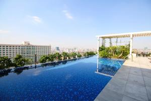 una piscina en la azotea de un edificio en K Residence & Apartment, en Phnom Penh