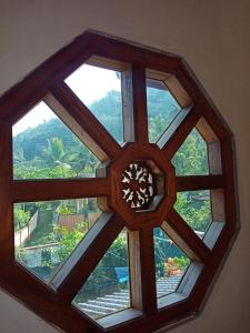 ventana con marco de madera en una habitación en Mountain View, en Elpitiya