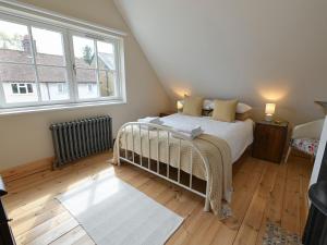 Säng eller sängar i ett rum på Gingerbread Cottage