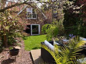 - un jardin avec un canapé au milieu d'une cour dans l'établissement Gingerbread Cottage, à Canterbury