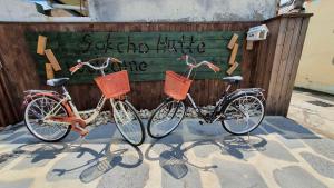 duas bicicletas estacionadas em frente a uma cerca de madeira em Sokcho Hutte em Sokcho