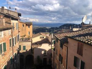 vista su una città con edifici e montagne di Incantevole appartamento centro storico Perugia a Perugia