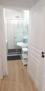 een witte badkamer met een wastafel en een spiegel bij Chez ANYA - Avignon intra-muros in Avignon