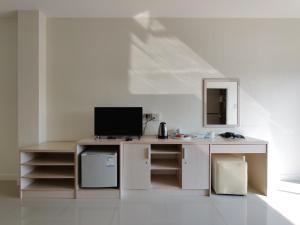 un ufficio con scrivania, computer e specchio di Yura Kiri Resort Khao Yai a Mu Si
