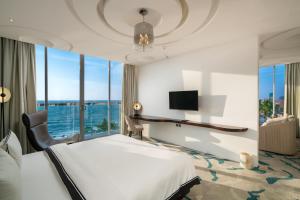 TV a/nebo společenská místnost v ubytování Regal Réseau Hotel & Spa