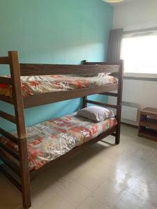 Двухъярусная кровать или двухъярусные кровати в номере Le Piroulet