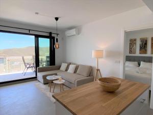 - un salon avec un canapé et une table dans l'établissement Balcon del Mar Seaview 216 Casasol, à Nerja