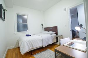 Een bed of bedden in een kamer bij 3BD 1,5BTH Spacious Apt in Mission Hill