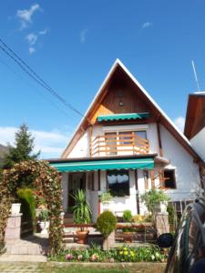 a house with a thatched roof at Family Home in Cheia