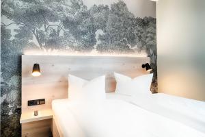 Postel nebo postele na pokoji v ubytování Hotel Sachsen-Anhalt