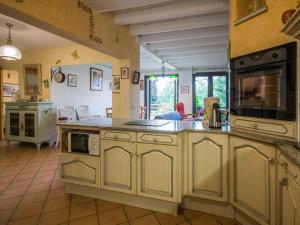uma grande cozinha com uma grande ilha num quarto em Maison de charme avec belle vue em Blanquefort-sur-Briolance