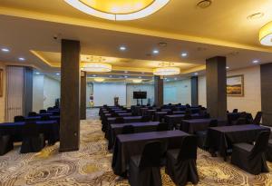 um salão de banquetes com mesas e cadeiras azuis em Sea Cliff Hotel Jeju em Jeju mais 44 fotografias