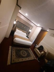 einen Blick über ein Schlafzimmer mit 2 Betten und einem Teppich in der Unterkunft Royal Castle in Rahimyar Khan