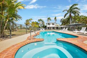 Bazén v ubytování Kinka Palms Motel nebo v jeho okolí