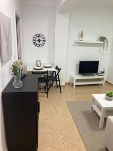 A television and/or entertainment centre at AT TRAJANO 1