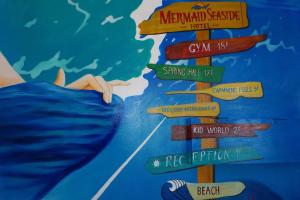 頭頓的住宿－Mermaid Seaside Hotel，画画画画画画画女的画,女的画标有标牌