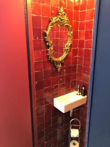A bathroom at Sint Andries Suites