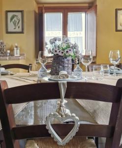 een tafel met een hart op een stoel bij Borgo Santa Lucia in Cropani