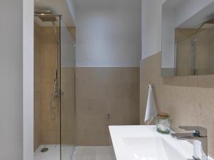 Kúpeľňa v ubytovaní Newly Renovated Apartment in the Heart of Athens