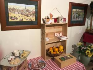 una camera con tavolo e cesto di frutta di Gîte et chambres d'hôtes Les Framboises a Katzenthal