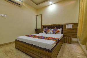 - une chambre avec un grand lit dans l'établissement FabExpress Sunshine, à Gauripur