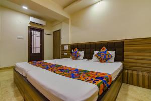 Gauripur的住宿－FabExpress Sunshine，一间卧室,卧室内配有一张大床