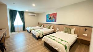 um quarto de hotel com duas camas num quarto em Savana Hotel & Serviced Apartments em Kuala Perlis