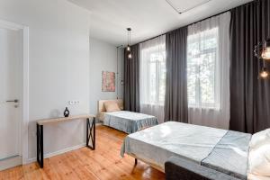una camera da letto con due letti e un tavolo di Tbilisi Home,view on Gvinis karkhana Wine Factory a Tbilisi City