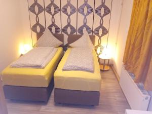 سرير أو أسرّة في غرفة في Hotel & Restaurant Zum Adlersberg