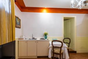 a kitchen with a sink and a table and chairs at Appartamento Corte Gotica in Venice